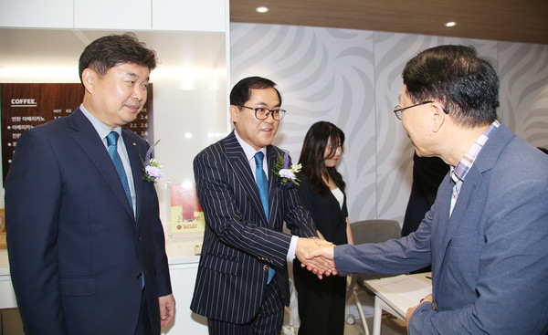 (왼쪽부터) 일산새마을금고 김경환 전무와 황진선 이사장이 개관식 참석자들에게 반갑게 인사를 하고 있다.