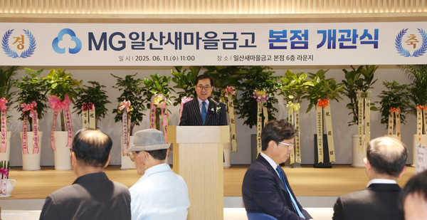 황진선 이사장이 개관사를 하고 있다. "명실상부한 지역의 협동조합으로 성장하겠다"라고 말했다.