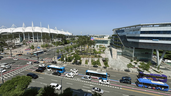 일산새마을금고 본점 맞은편, 최근 아이돌과 외국 팝가수들의 공연이 펼쳐지고 펼쳐질 고양종합운동장(왼쪽)과 일산서구청(오른쪽)이 자리하고 있다. 문화와 스포츠, 행정이 이어지는 곳이다. 인근에는 킨텍스도 자리하고 있다.  