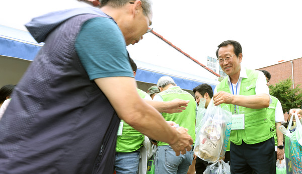 유조합장은 지역의 어려운 이웃을 위한 나눔에도 큰 관심을 가지며 직접 취약계층을 만나 봉사를 한다.