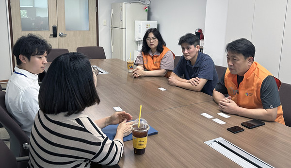  식품안전관리사업에 대해 상호 이야기를 나누고 있다.