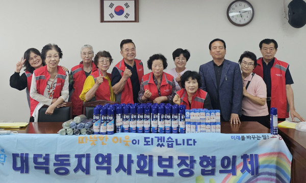 대덕동 지역사회보장협의체가 저소득 어르신들에게 ‘사랑의 꾸러미’를 전달하며 안부를 확인했다.