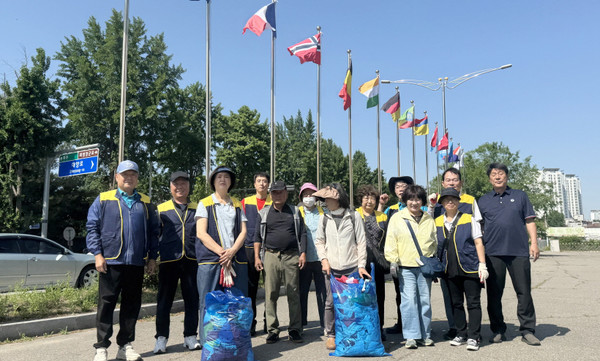 관산동 주민자치회가 태극기 공원과 필리핀군참전기념비 일제 정비를 진행했다. 