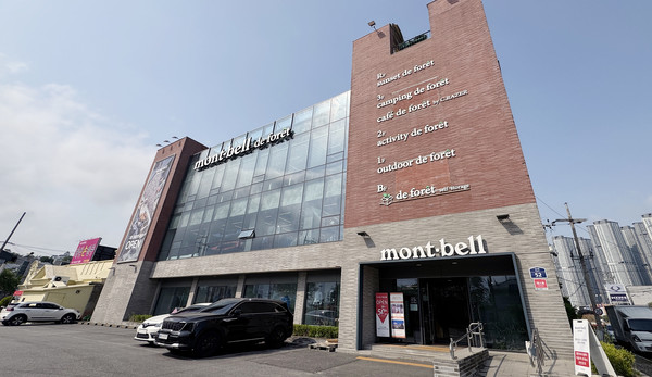 일산서구 덕이동에 자리한 몽벨 일산드포레. 500여평 규모의 대형 아웃도어 스토어다.