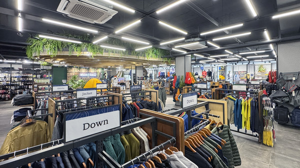 드넓은 스토어는 아웃도어 마니아들의 성지다.