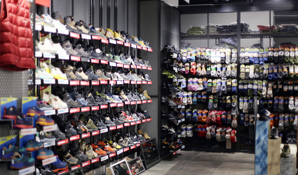 아웃도어에 필수인 다양한 제품들이 진열되어 있다.