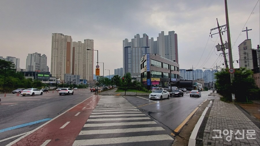 숫돌고개에서 삼송마을을 내려다 본 풍경. 왼쪽이 통일로, 오른쪽이 1번 국도 옛길이다.