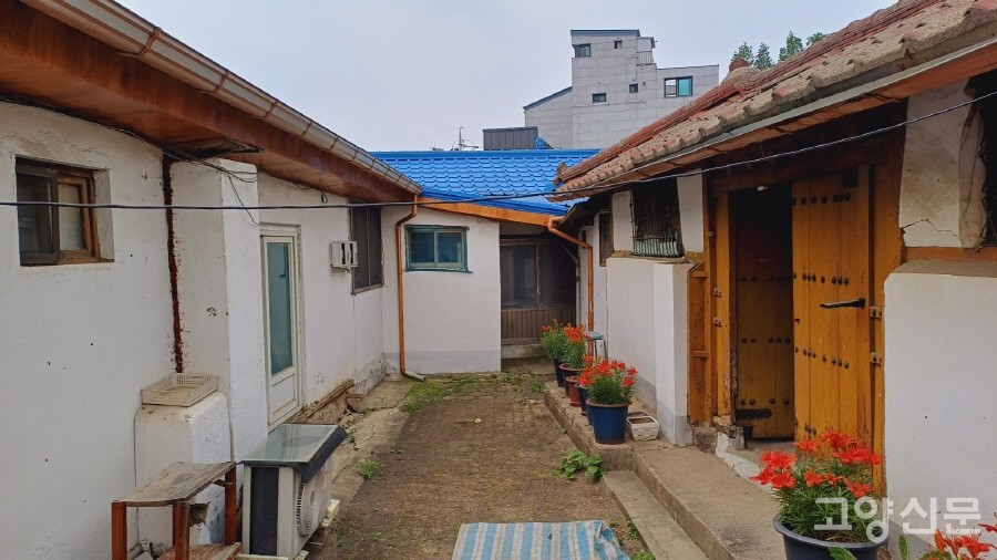 막다른 골목의 좁은 공터를 세 채의 오래된 가옥이 공유하고 있다. 