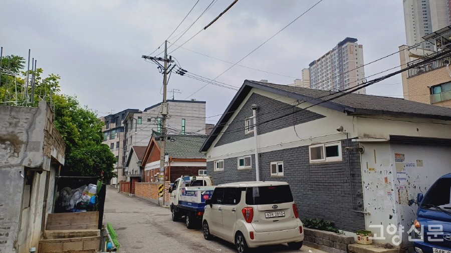 삼송 구도심 곳곳에 남아있는 삼각 지붕의 단독주택들. 1970년대 후반, 박정희 대통령의 지시에 의해 동일한 넓이와 설계로 지어진 문화주택이다. 