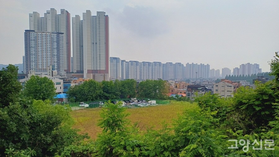 숫돌고개에서 내려다 본 삼송마을. 앞쪽의 공터는 옛 삼송초등학교 자리이고, 중간에 오래된 가옥과 신축 빌라가 섞여있는 구도심이, 그 너머로 삼송지구 아파트단지와 더 늦게 지어진 주상복합빌딩들이 둘러싸고 있다. 하나의 프레임 안에서 다양한 시층(時層)이 중첩된다.
