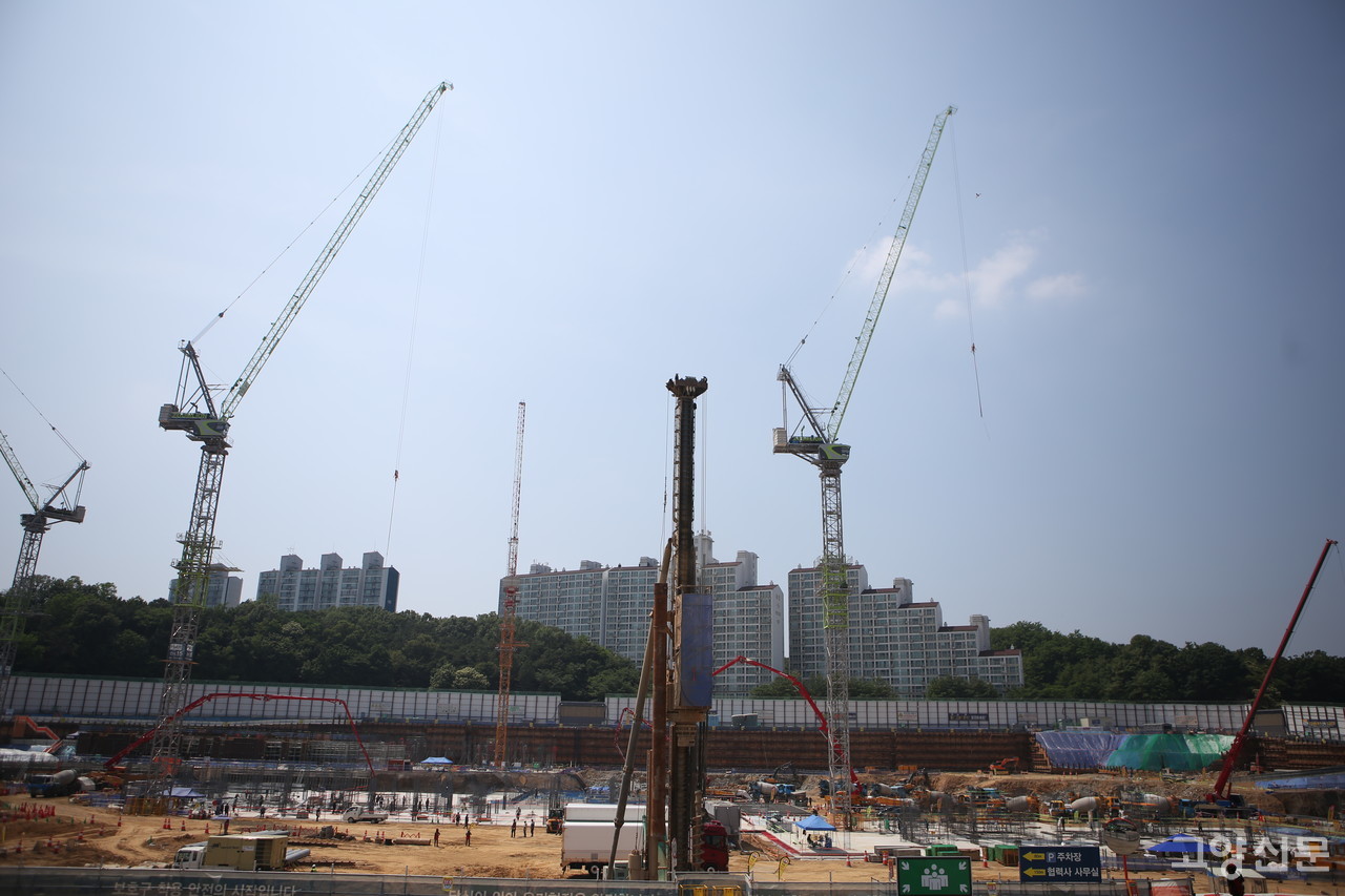 지난해 10월 실착공에 돌입한 이후 9개월째 공사를 진행하고 있는 원당1구역 주택재개발정비사업 공사현장. 이곳에 ‘고양 더샵포레나’ 2601가구의 아파트가 들어선다.