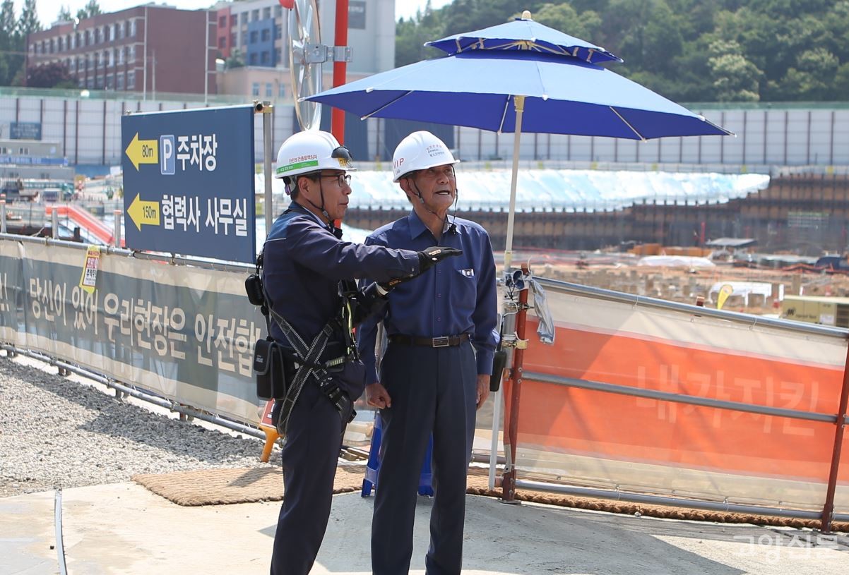 이종학 포스코이앤씨 현장소장(왼쪽)과 정종근 원당1주택재개발정비사업조합 조합장. 향후 원당1구역 주택재개발정비사업이 순조롭게 진행되는 관건은 ‘주관사와 조합과의 협조’라는 점을 두 사람은 잘 인지하고 있었다.