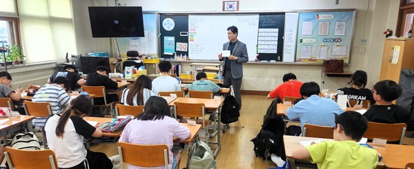 일산초등학교에서 독도특강을 하는 독도사랑회 길종성회장