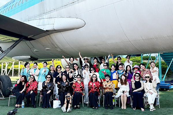 ‘2025 상반기 고양시 신중년 대학 특화과정-파워 이미지메이킹 스타일링 아카데미’ 패션쇼에서 한국항공대 관계자와 수료생, 축하공연팀이 기념촬영을 했다. [사진제공 = 한국항공대학교]