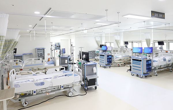 일산백병원은 수술실 전체를 스마트 시스템으로 새롭게 구축하고 중환자실을 늘려 고위험 환자에 대한 수술과 수술 후 집중 치료 역량을 대폭 강화했다. [사진제공 = 일산백병원]