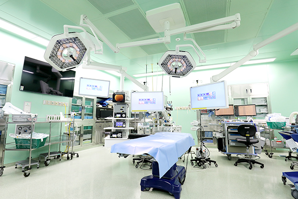 일산백병원은 중환자실을 기존보다 19병상 확장해 최대 69병상으로 운영하며 고위험 환자에 대한 집중 치료 역량을 강화했다. 또한, 투석실과 내시경실, 각종 검사실을 리모델링해 넓고 효율적인 진료 환경으로 개선했다. [사진제공 = 일산백병원]