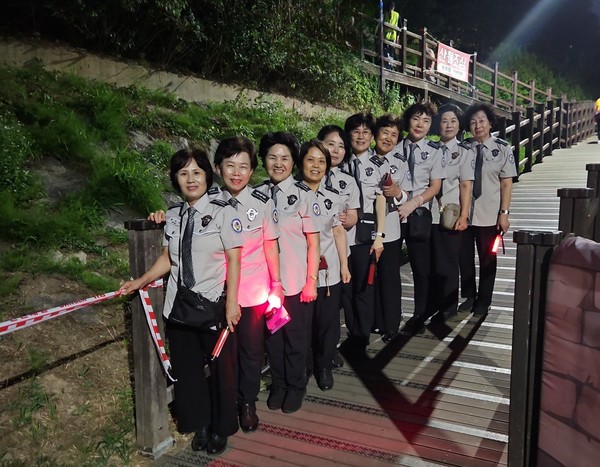 행주산성역사공원 일대를 순찰 중인 행신2동 어머니자율방범대원들. [사진제공=김도연 대장]