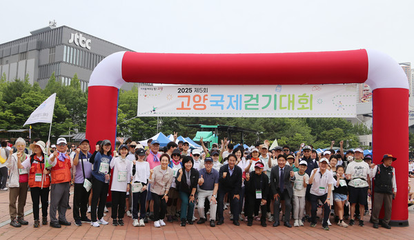 출발에 앞서 참가자들이 파이팅을 외쳤다.