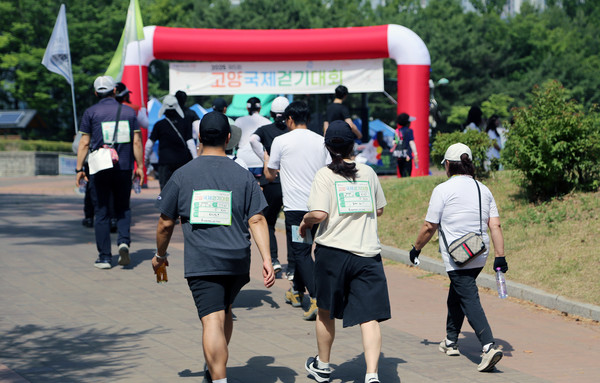 참가자들이 도착점에 들어가고 있다.