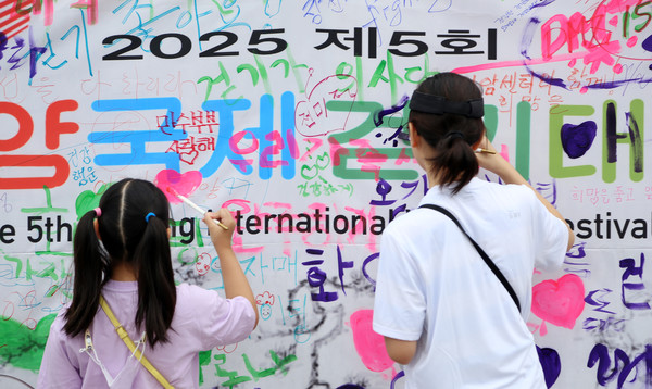 응원의 메시지를 쓰고 있는 걷기 참가자들.