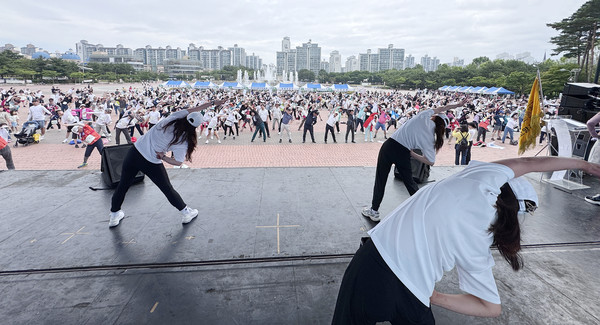 일산호수공원 노래하는분수대에서 참가자들이 체조로 몸을 풀고 있다.