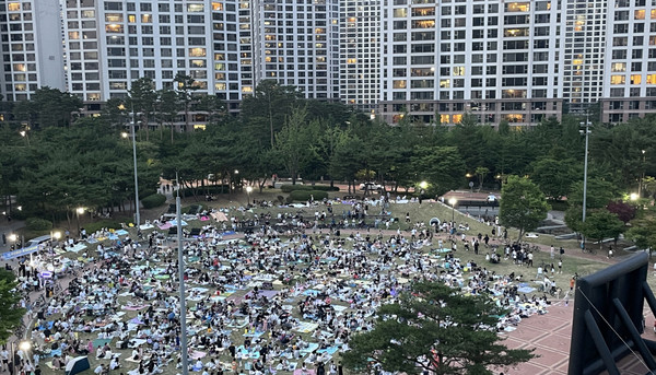 2025년 식사동 돗자리 영화제 및 제4회 주민총회에 많은 시민이 참여했다.