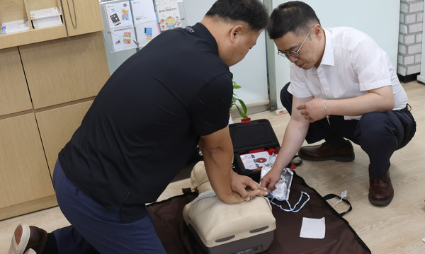 심폐소생술 실습을 하는 지도농협 직원들.