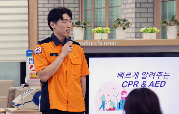 고양소방서 삼송119안전센터 소속 국봉철 강사가 교육을 진행하고 있다.