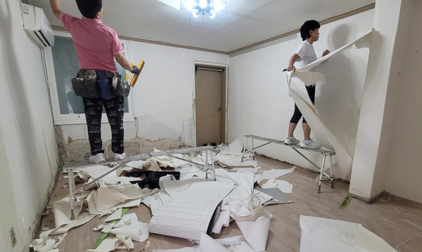  행신배드민턴클럽회원들이 고양동 장애아동 가정에 집수리 봉사활동을 했다.