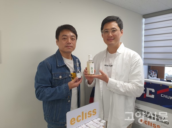 김성근 대표(오른쪽)와 이광훈 영업이사가 제품을 보여주고 있다.