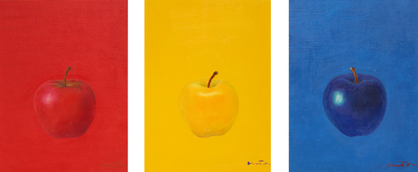 빨강 노랑 파랑 바탕에 담긴 빨강 노랑 파랑 사과가 이색적이다. 