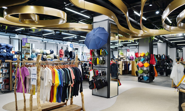 깔금하고 정리가 잘되어 있고, 선택의 폭도 넓혀주는 아웃도어 공간이다.