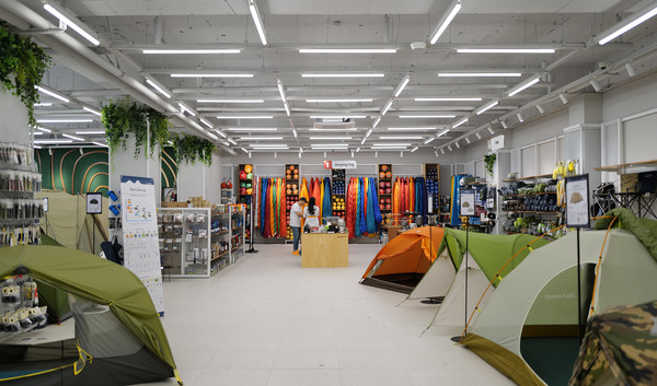 텐트부터 침낭 등 일산드포레는 규모에 맞게 아웃도어 제품들이 다양하다.