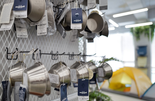 단단하고 가볍지만 실용성이 큰 제품들.