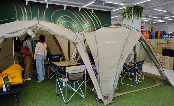 캠핑 제품을 둘러보는 고객들.