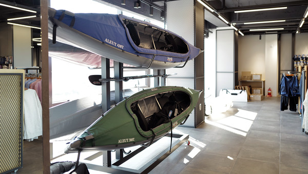 카누도 전시돼 있다. 아웃도어를 즐기는 사람들에게는 매일 가고 싶은 곳이다.