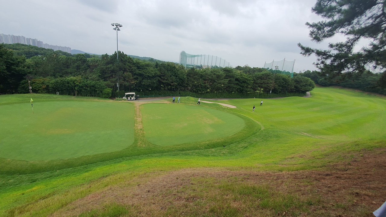 고양시 일산동구 산황동 348-17번지 일원에 있는 기존 9홀 규모의 ‘고양대중골프장’. 기존 9홀에서 18홀로 골프장을 증설하기 위해 올해 1월 사업자가 신청한 ‘실시계획인가’를 시는 이달 17일 승인했다.