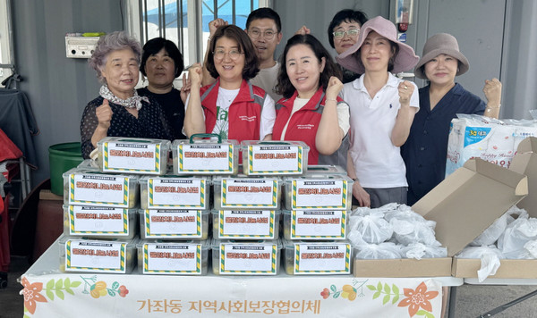 가좌동 지역사회보장협의체가 저소득층 어르신들을 위해 ‘물김치 나눔'을 진행했다. 
