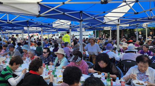 관산동 새마을부녀회가 어르신 1000여 명을 모시고 ‘2025년 관산동 경로잔치’를 개최했다.