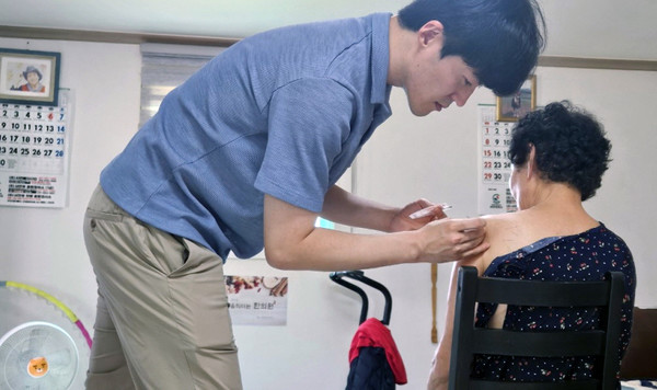 덕이동은 건강관리가 필요한 주민을 위해 일산서구보건소와 함께 ‘움직이는 한의원’ 사업을 운영한다.