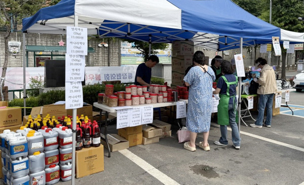 풍산동이 행정복지센터 주차장에서 통장협의회 복지사업 기금 마련을 위한 ‘사랑나눔 바자회’를 개최했다. 