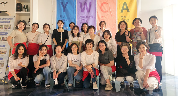 나눔카페에 함께한 고양YWCA 운영진과 이사, 관계자들. 방문한 손님 한분 한분을 정성스럽게 맞이했다.