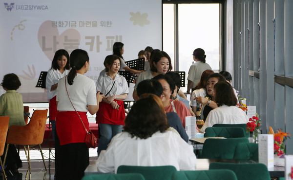 참석자들이 서로 인사와 이야기를 나누는 정겨운 시간이었다.