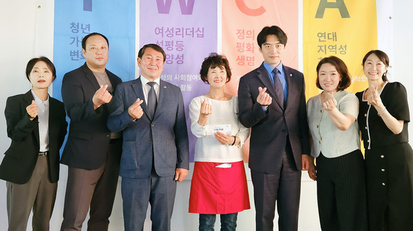 나눔카페에 함께한 김용주 회장(가운데)과  한준호 국회의원(오른쪽 세 번째), 이영아 전 고양신문 발행인(맨왼쪽). 함윤희 사무총장(오른쪽 두 번째), 명재성 도의원(왼쪽 세 번째)