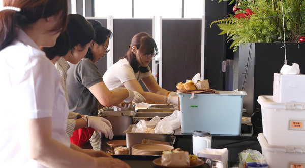 고양 YWCA 회원들이 음식을 준비하고 있다. 세심한 정성으로 하나 하나 만들어졌다.