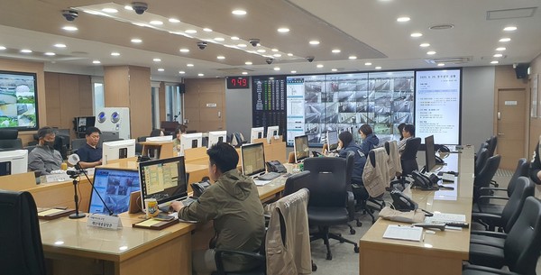 고양시 재난안전대책본부 상황실이 폭우 상황을 점검하고 있다.