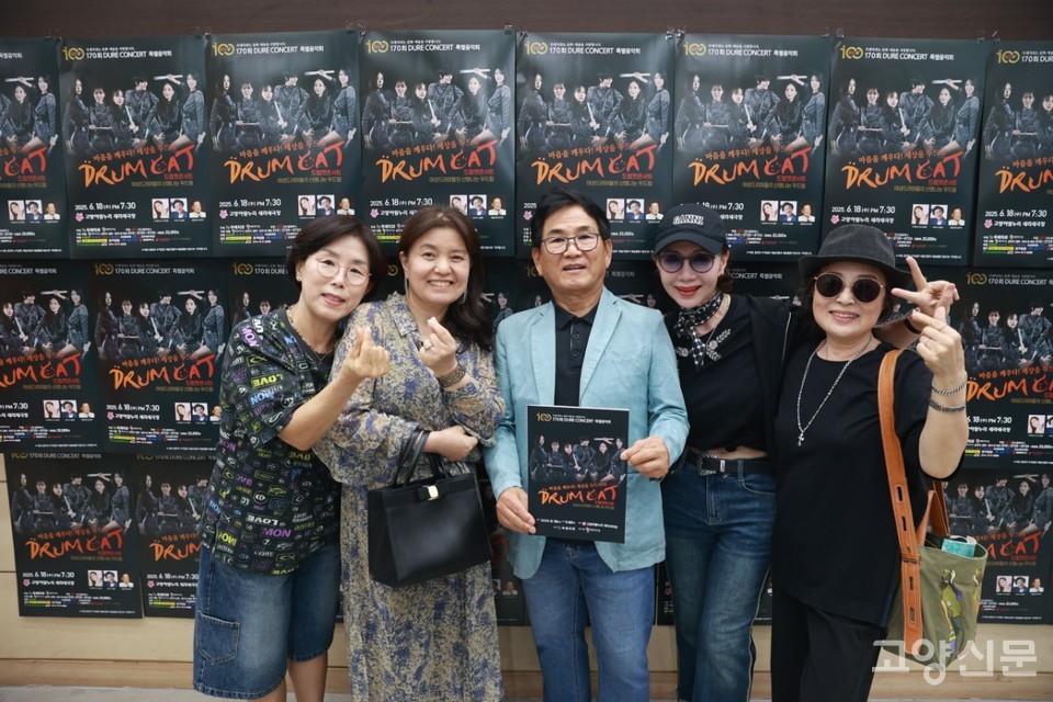 공연 때마다 관객들과 포토타임을 빠뜨리지 않는 황선범 두레콘서트 대표. [사진제공=두레콘서트]