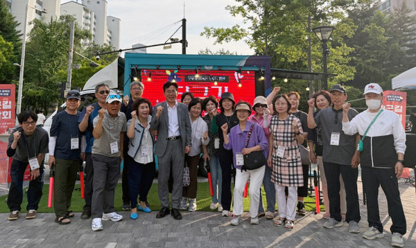 장항2동 주민자치회가 마두역 광장에서 ‘2025년 노루목마을 퇴근길 음악회’를 열었다.