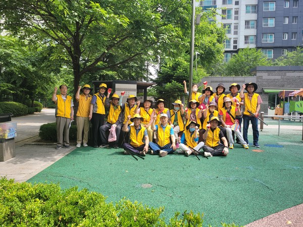 봉사활동 후 봉사단이 기념촬영을 했다.