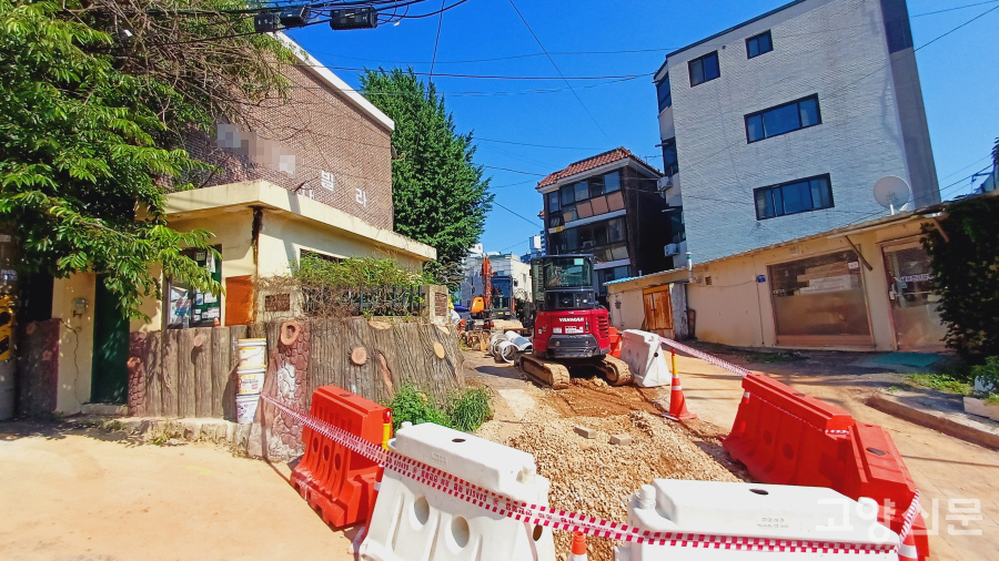 장마가 시작된 지난 20일 땅꺼짐 사고가 발생한 일산동 주택가 이면도로. 22일 현재 임시 되메우기 공사가 진행되고 있다. 